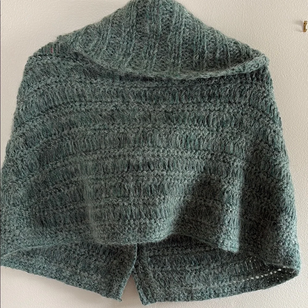 Cozy Green Shawl with Button Detail - Picture 3 of 3